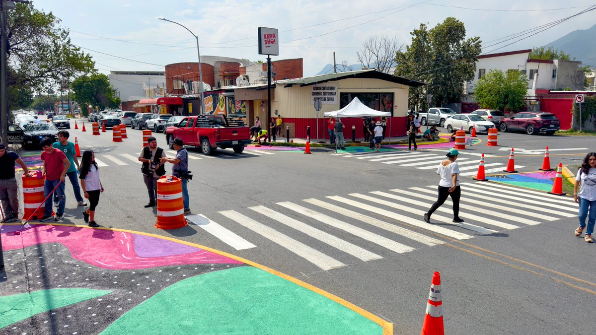 distritotec's tweet photo. 🎨🚲 Colores, brochas y mucha energía urbana.
Así se vivió #urbanismotáctico del pasado 27 septiembre, entre #movac, @SEDUSOMonterrey, @udem y #distritotec.
Estas acciones muestran que la transformación urbana empieza a escala humana con participación y creatividad.
#dt10años https://t.co/p7VtRRBQGl