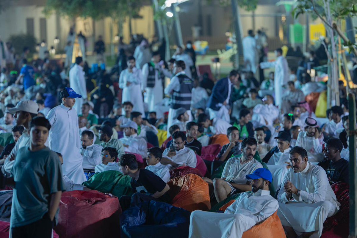 أهالي وزوّار #وجهة_خزام يتفاعلون في منطقة المشجعين مع مباراة منتخبنا الوطني 
#السعودية_العراق