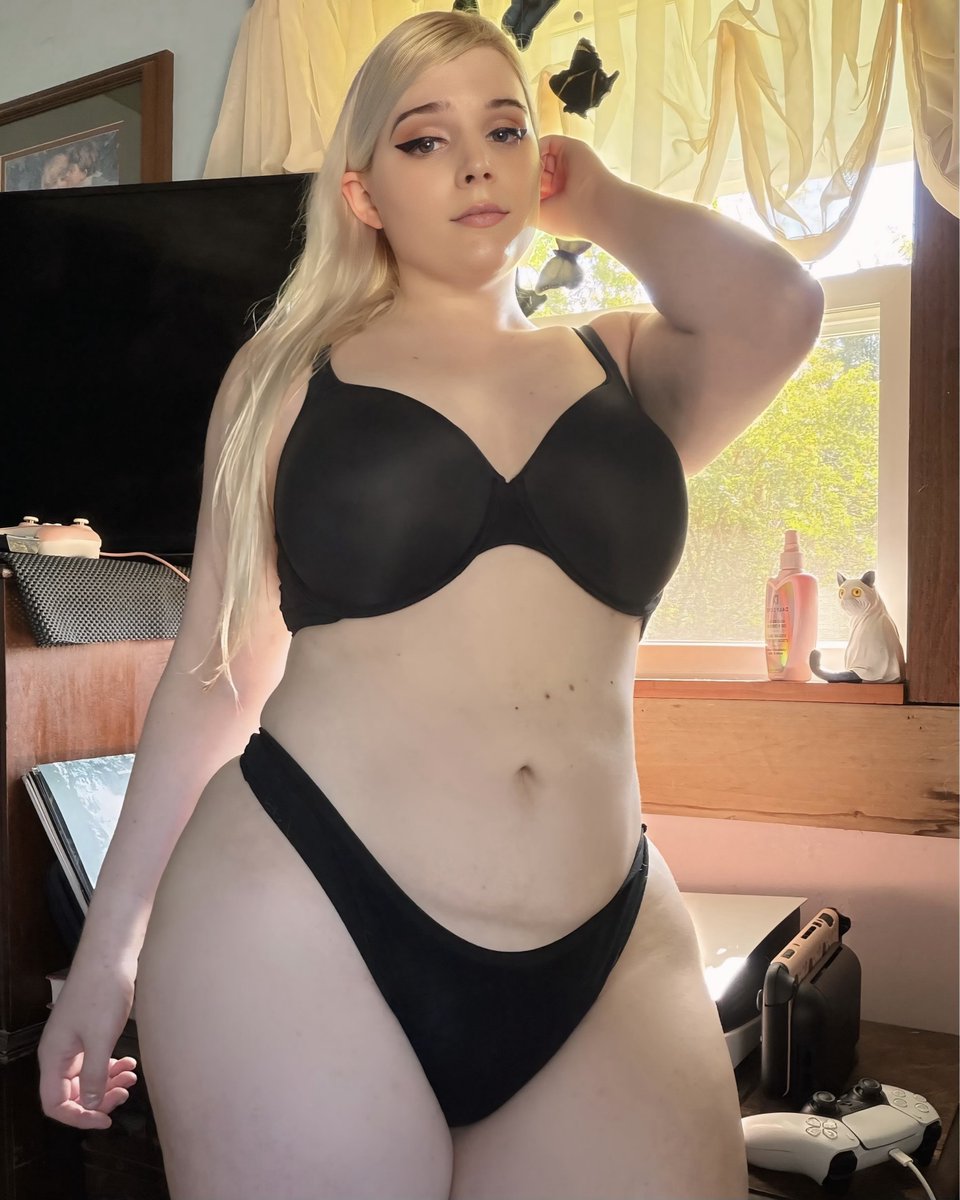 realamandarae's tweet photo. Just trying to have the ideal gamer physique 💖 https://t.co/rlG8reAq16