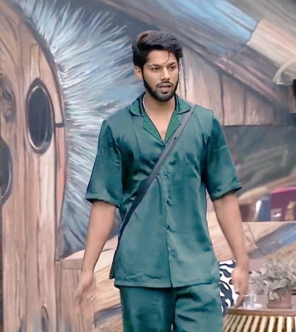 Bajaj Ran Away From His Bathroom duty saying “I’m burnt  but can still Hit the Gym 

Baseer found out, stopped his own work and made sure Bail cleaned the Bathroom First

Without even being the captain he runs the house like a  Boss🔥
Well Done👏🏻

#BaseerAli #BiggBoss19 #BB19