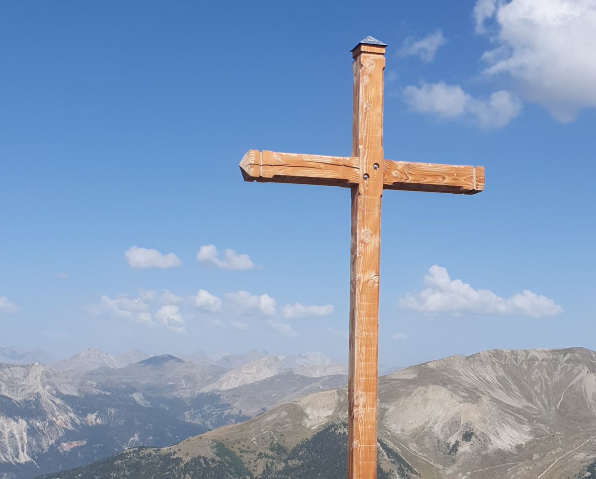 Au sommet du mont de Plan, à Montgenèvre, la Croix qui avait été rénovée par des randonneurs a été retirée, au nom de la laïcité, par la mairie, à l'aide d'un hélicoptère : l'opération a coûté 5000 €, la bêtise sectaire n'a pas de prix !