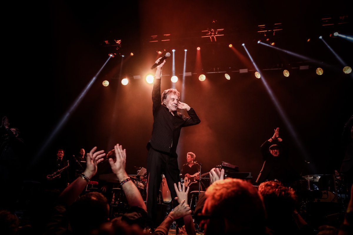 frankievalli's tweet image. After all these years, the cheers still sound just as sweet. Frankie’s bringing that same energy to every stage this fall. Find upcoming shows through the link in bio.

#FrankieValli #TheFourSeasons #OnTour #FrankieValliAndTheFourSeasons #ConcertMoments #LegendaryVoice #FallTour