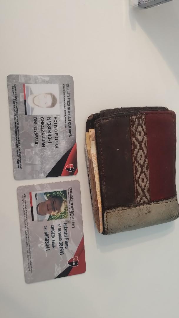 ATENCIÓN #NEWELLS

SE ENCONTRARON 2 CARNET DE SOCIO Y ESTA BILLETERA POR FAVOR AYUDEMOS A ENCONTRAR AL DUEÑO!