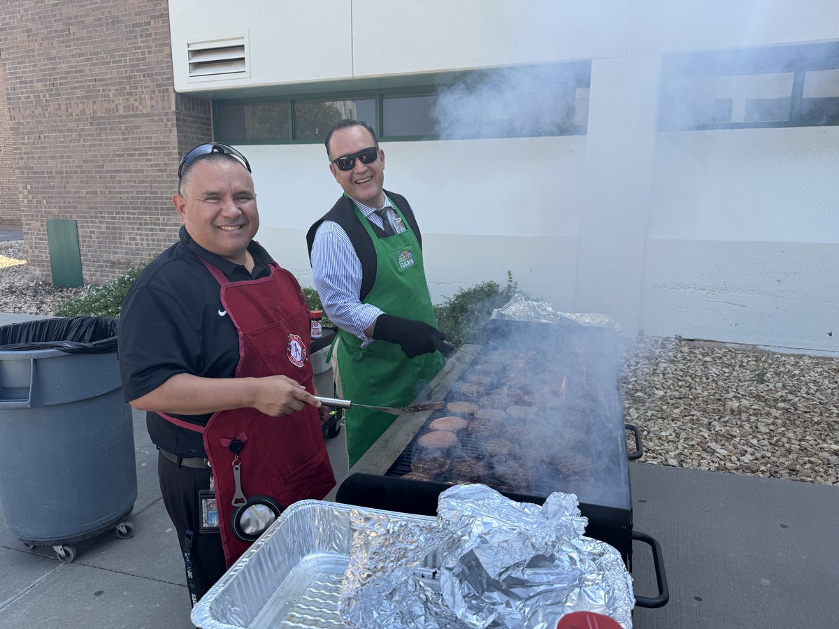 A huge thank you to our <a href="/MontwoodHS/">David Herrera</a>, <a href="/MSynergi4/">MHS SYNERGI^4 STEM and P-TECH Advanced Academy</a>, <a href="/REC_MHS/">Rams Early College</a> and campus leadership and <a href="/_MHSSTUCO/">Montwood HS StuCo</a> students and class officers for the lunch today. True leaders who love to serve others. Felt appreciated and loved! 😁💚💙