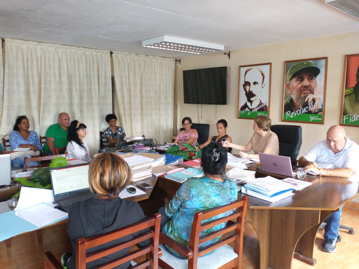 Evalúa Acela Martinez Hidalgo, Vice Contralora de <a href="/ContraloriaCuba/">Contraloría Cuba</a> la marcha de la XVII Comprobación Nacional al Control Interno en  #SanctiSpíritusEnMarcha al intercambia con directivos y auditores inmersos en el ejercicio.
#PreverEsSalvar.