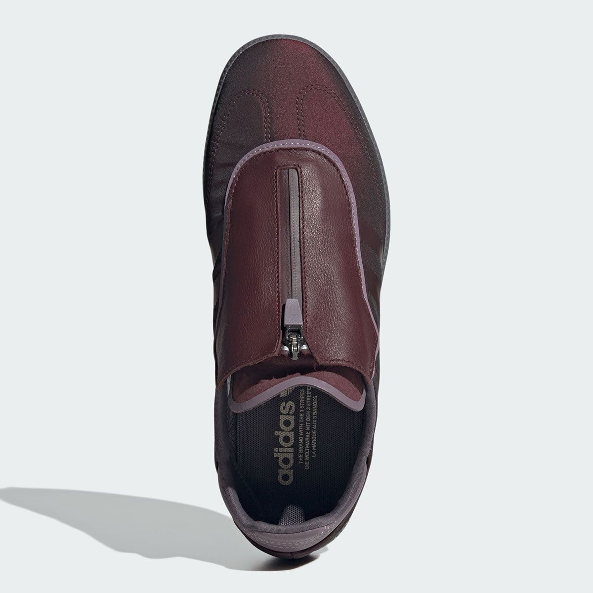 SneakerNews's tweet photo. adidas is releasing a new Samba style featuring zipper shrouds 🤔

Two colorways releasing Holiday 2025 >> https://t.co/zxNPo7d3UK https://t.co/NVx3pjxAPj