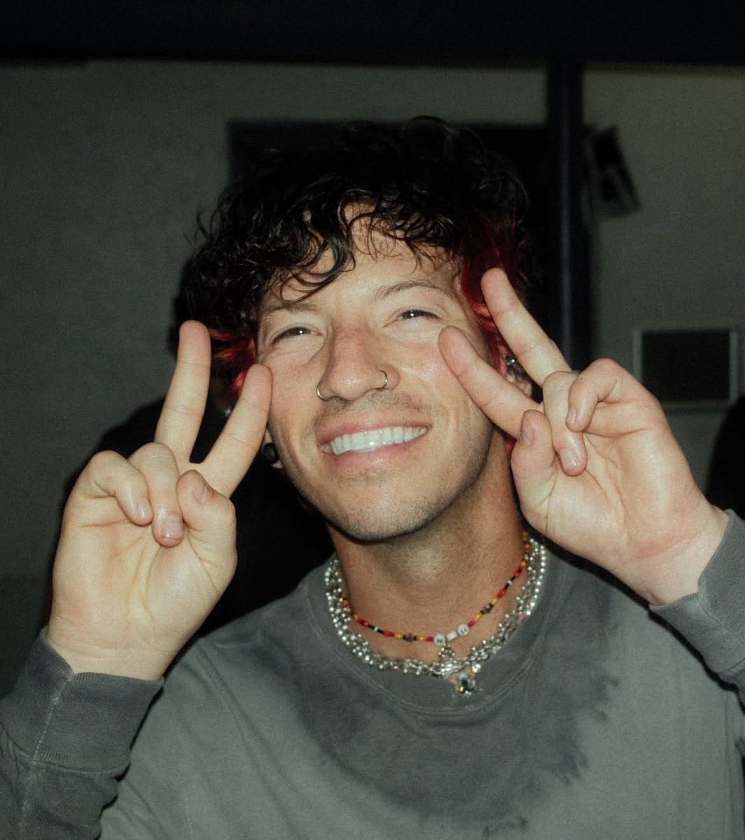 PilotsCraving's tweet image. Josh Dun serves smile in new photo.