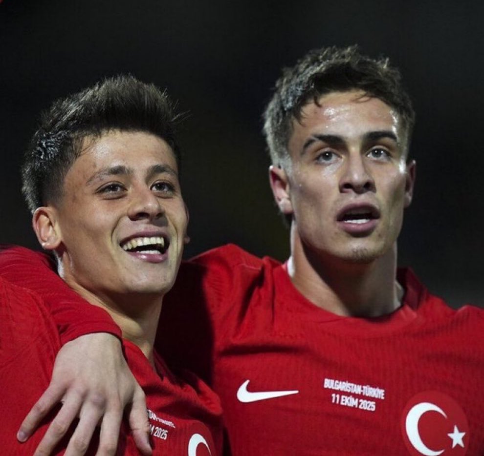 Kafaya koymuş iki adama bakar