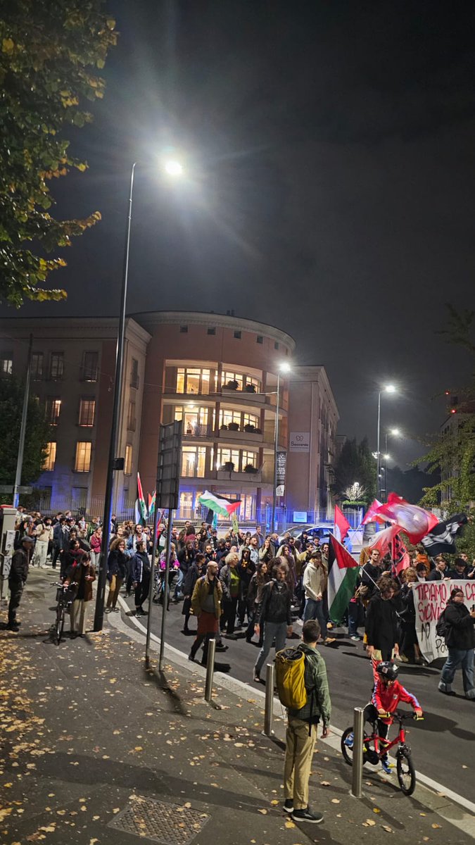 PRESIDIO SOTTO LA SEDE DELLA FIGC E CORTEO

In contemporanea della partita Italia-Israele a Udine si è tenuto prima un presidio sotto la sede della Federazione Italiana Gioco Calcio 

#FreePalestineGaza 
#StopBombingGaza 
#CeasefireNow 
#StopGenocide 
#GlobalSumudFlotilla