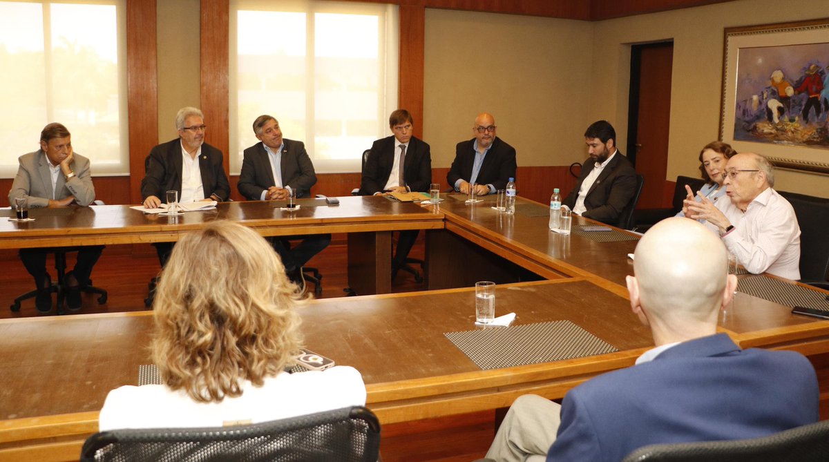 MECpy's tweet image. Nos reunimos con autoridades de la @UIP_py y universidades del país, espacio clave para fortalecer lazos y trazar una hoja de ruta conjunta. 
Creemos en la calidad de la educación como motor indispensable para el desarrollo sostenible de las comunidades. 
#EducaciónUnaPrioridad🇵🇾