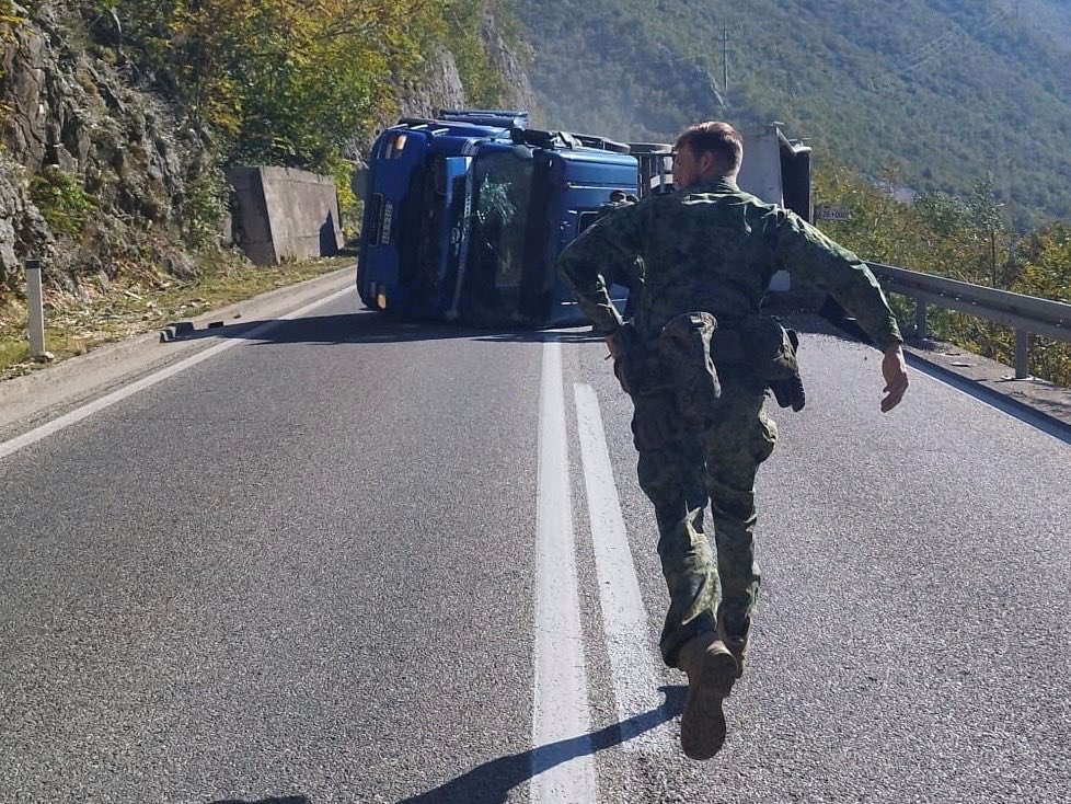 euforbih's tweet photo. 🇪🇺EUFOR Soldiers Save Lives in Bosnia and Herzegovina🇧🇦
During a recent patrol, Dutch EUFOR soldiers witnessed a shocking car accident on their route and saved the injured driver. 
ℹ️ https://t.co/dL59zFYNmX 
#EUFORBiH #BiH #TogetherForBiH https://t.co/nSV4ep2muO