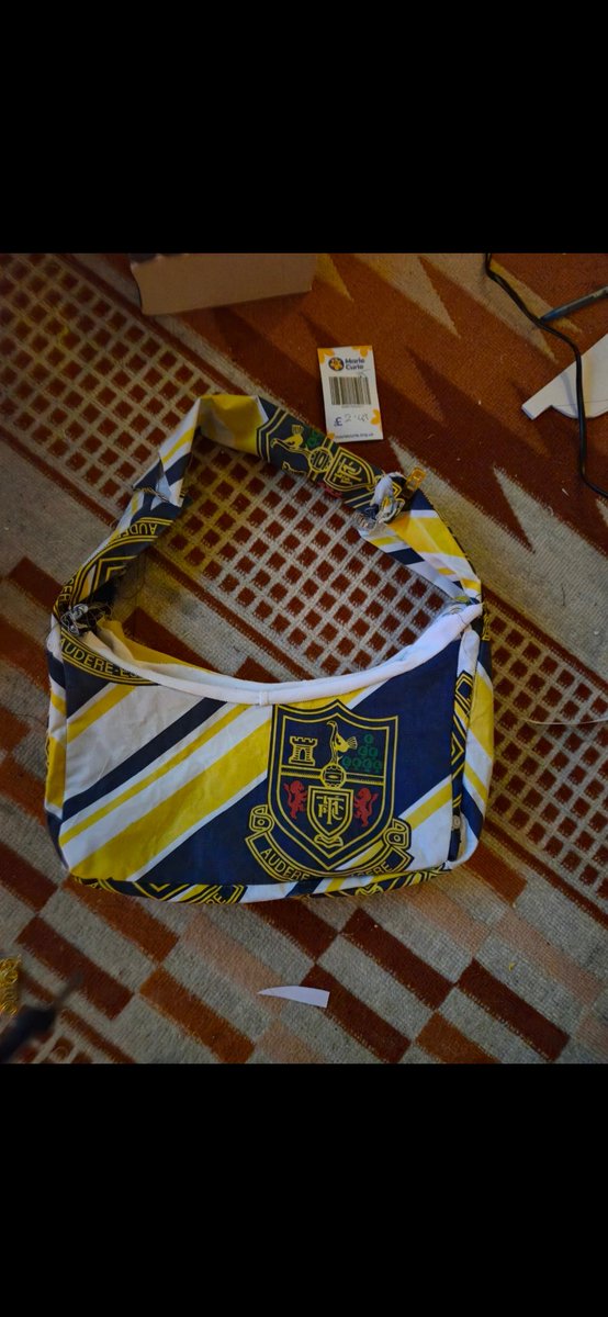 Its officially gone 😭 there was also a customised black away top in there. The longest shot humanly possible but if anyone ever sees anything for sale with this vintage pattern please please send it to me. I'm fucking heartbroken.