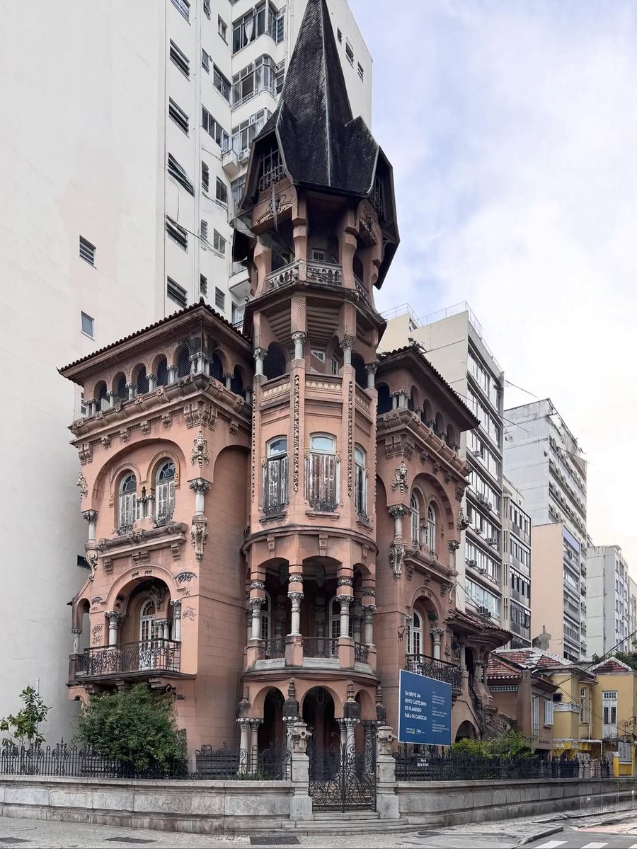 Beautiful and unique, the Castelinho do Flamengo (1916–1918).
