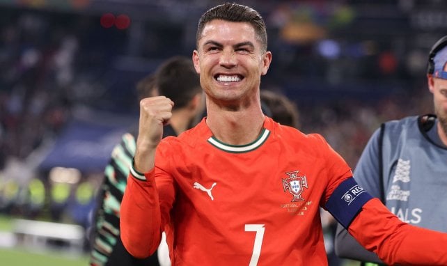 AlertesPerf's tweet photo. Alerte Perf 🚨⚽️ | CRISTIANO RONALDO RECORD !!!

La légende portugaise vient de marquer son 40 ème but dans une phase qualificative à une coupe du monde face à la Hongrie. 

Désormais, Il est seul leader de ce classement. 👏
#PORHUN https://t.co/R7LklVRiik