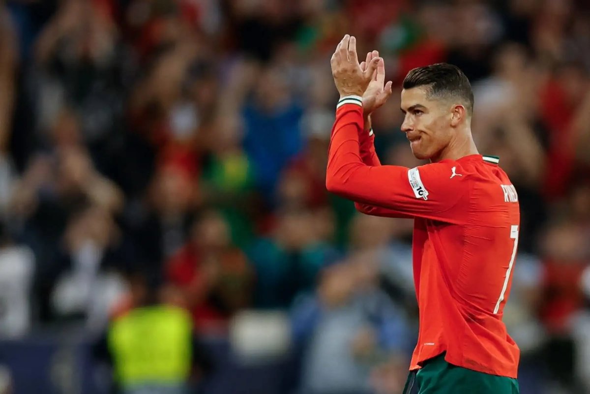 Y en sus últimas eliminatorias mundialistas, se convierte en el MÁXIMO goleador en solitario de la historia:

🥇CRISTIANO RONALDO - 4⃣0⃣⚽️

🥈Carlos Ruiz - 3⃣9⃣⚽️

🥉Lionel Messi - 3⃣6⃣⚽️

Ali Daei - 3⃣5⃣⚽️
Robert Lewandowski - 3⃣2⃣⚽️