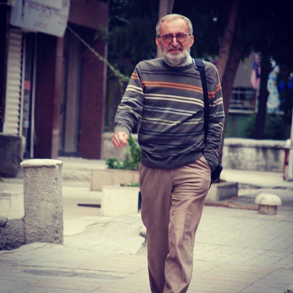 Özgür basının duayen isimlerinden, halkın haber alma hakkını savunmaktan asla geri durmayan emektar gazeteci Hüseyin Aykol’un geçirdiği beyin kanaması sonucu hastaneye kaldırıldığını büyük bir üzüntüyle öğrenmiş bulunuyoruz.

Cezaevindeki tutsakların sesi olan, 12 Eylül’ün