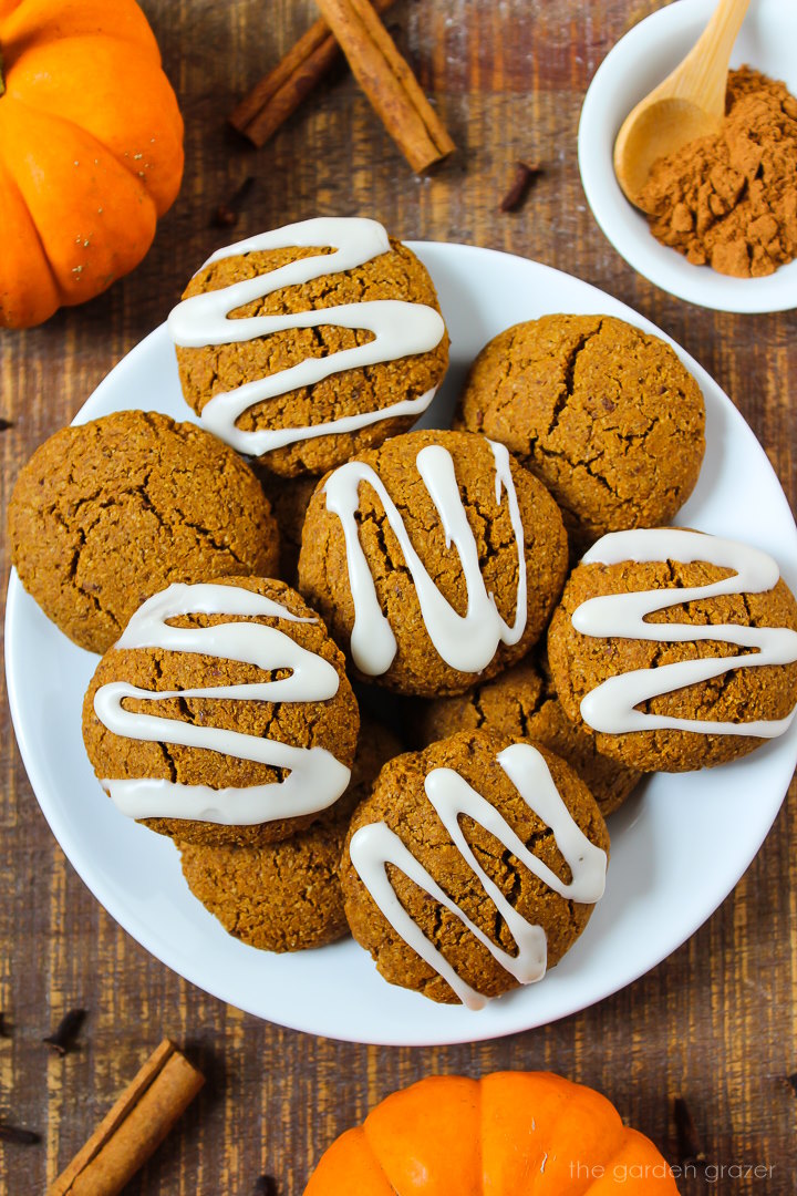 Vegan Pumpkin Cookies! 🍪🎃🍂 These soft &amp; chewy cookies are a healthier twist on a classic. They're packed with warm &amp; cozy fall flavors and made with no butter, oil, or refined sugar. A perfect fall treat! 🍁 #vegan #glutenfree
✅ RECIPE: thegardengrazer.com/vegan-pumpkin-…