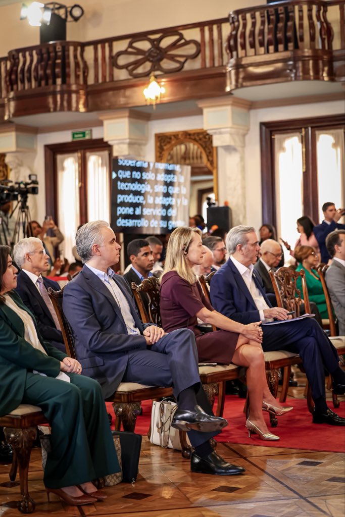 LMDECAMPS's tweet image. Acompañé al presidente @luisabinader en la firma del acuerdo con @nvidia, un paso hacia un país que mira al futuro con propósito.

La tecnología vale por las personas que la usan para transformar realidades.

Desde la educación, formamos ese talento. 🇩🇴