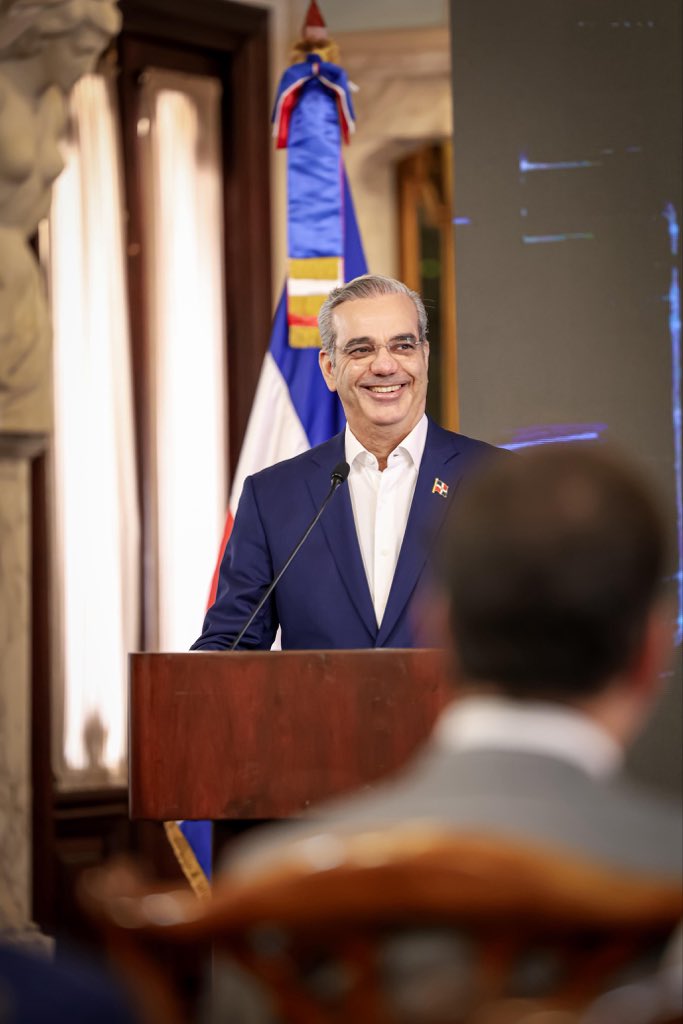 LMDECAMPS's tweet image. Acompañé al presidente @luisabinader en la firma del acuerdo con @nvidia, un paso hacia un país que mira al futuro con propósito.

La tecnología vale por las personas que la usan para transformar realidades.

Desde la educación, formamos ese talento. 🇩🇴