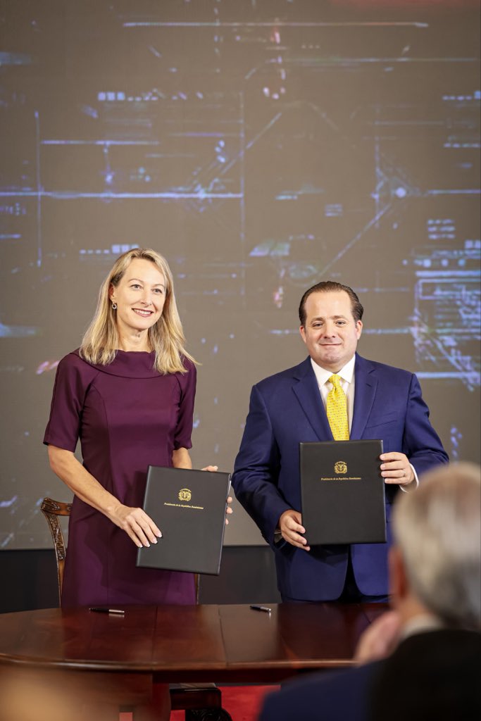 LMDECAMPS's tweet image. Acompañé al presidente @luisabinader en la firma del acuerdo con @nvidia, un paso hacia un país que mira al futuro con propósito.

La tecnología vale por las personas que la usan para transformar realidades.

Desde la educación, formamos ese talento. 🇩🇴