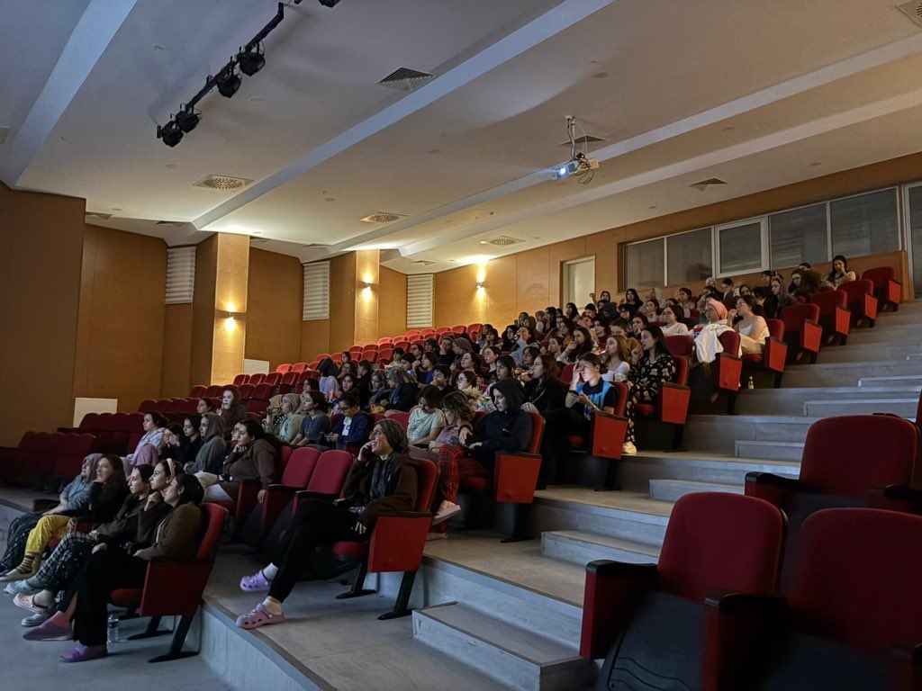 📍 Yunus Emre Yurdu

Yurdumuzda kalan öğrencilerimizle birlikte A Milli Futbol Takımımızın Gürcistan ile oynadığı karşılaşmayı hep birlikte coşkuyla izliyoruz! 🇹🇷⚽️

#GSBYurtları