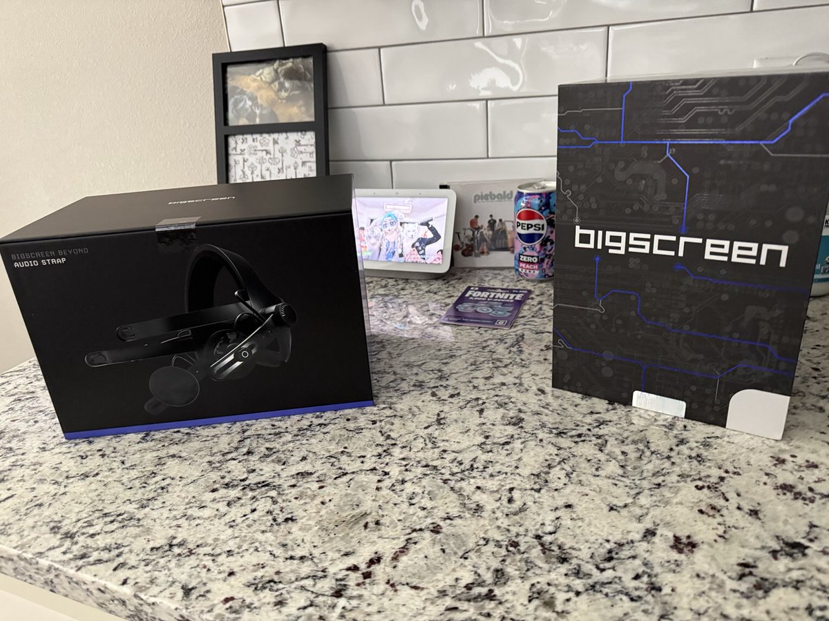 ArcTheSnep's tweet photo. Finally home and I can finally open this thing #bigscreenbeyond https://t.co/T50V6yYPzS