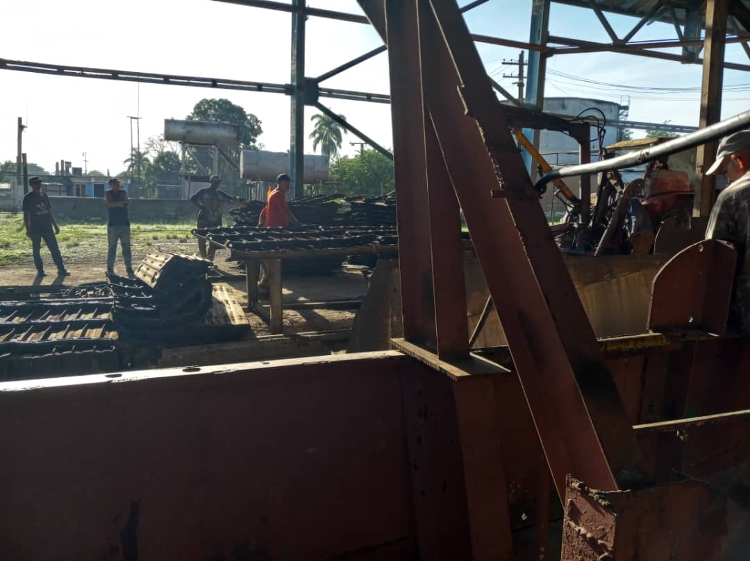 Continuamos el chequeo periódico a la reparación del central azucarero Argeo Martínez de #Guantánamo. Es evidente la complejidad de muchos de los trabajos que se ejecutan, pero está latente el compromiso de concluir en la fecha prevista.
#JuntosPodemosMás 
#CubaViveYTrabaja