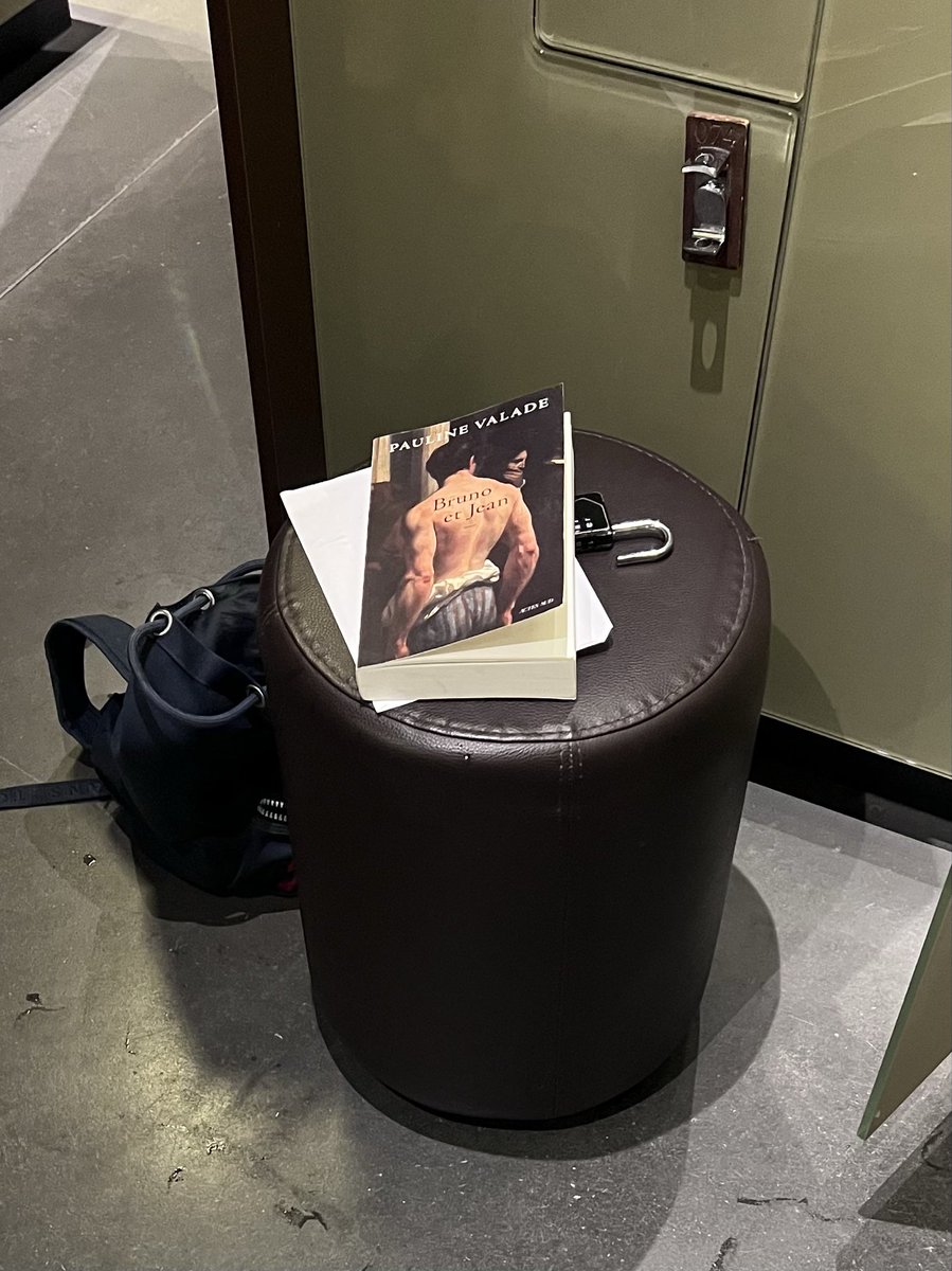 Je crois que mon voisin de banc en costume gris moulant a un message à me faire passer 🤫