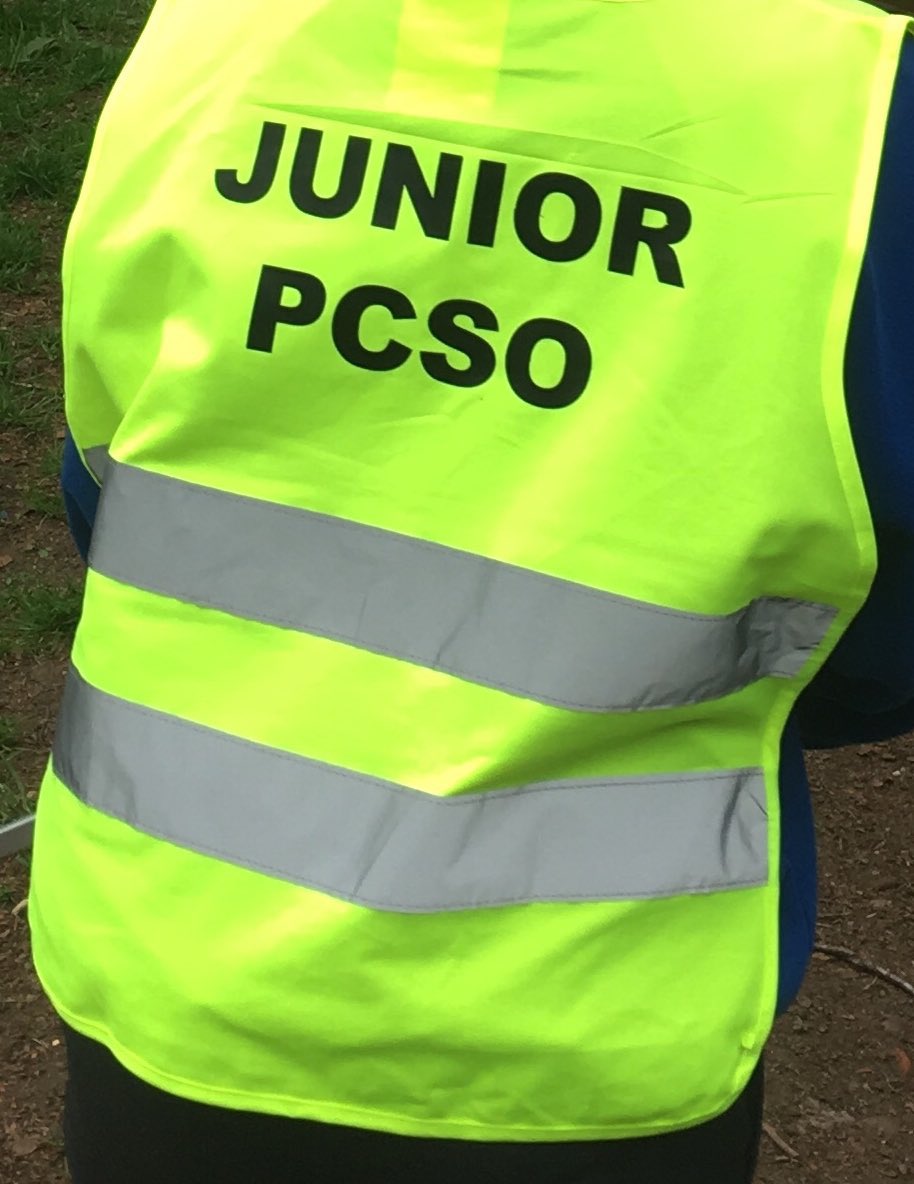 👮‍♂️📚 Halesowen NHT visited Cradley C of E Primary this afternoon to introduce Year 4 pupils to the Junior PCSO Course. Great engagement from the students, we’re all excited for the next course to begin soon! #JuniorPCSO #CommunityPolicing #Halesowen