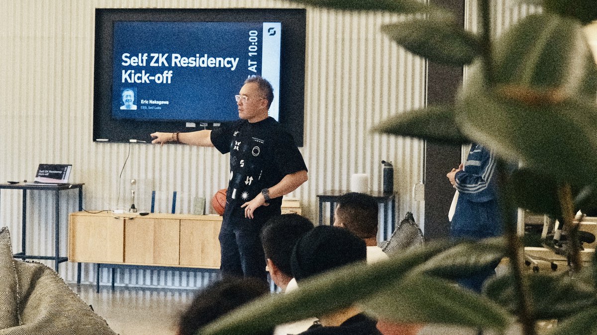 SelfProtocol's tweet image. Day 1 of the Self ZK Residency has begun!

Self CEO @ericnakagawa welcomed the cohort at the @Celo SF HQ before the kick-off whiteboarding session, where participants shared their ideas for real-world projects leveraging zkPoH &amp;amp; identity verification