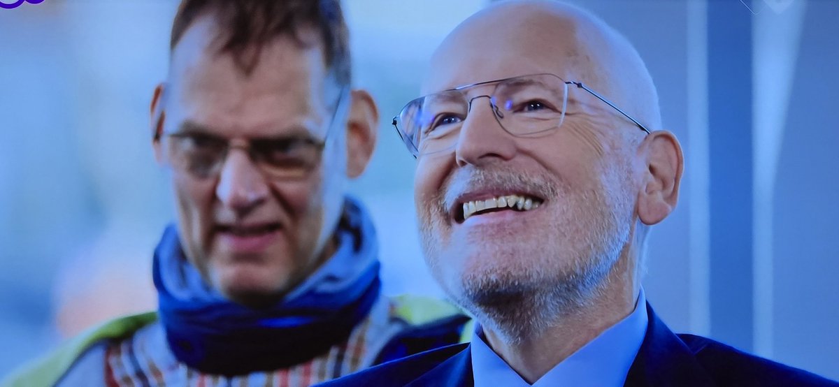 Was vorige week al aangenaam verrast door #eenbuitengewoongesprek en vanavond opnieuw. Verrassende vragen en vaak minstens zo mooie antwoorden van de politici. 
Het laten zien van 'n stuk kwetsbaarheid geeft je als kijker een completer beeld van  de mens achter de politicus.