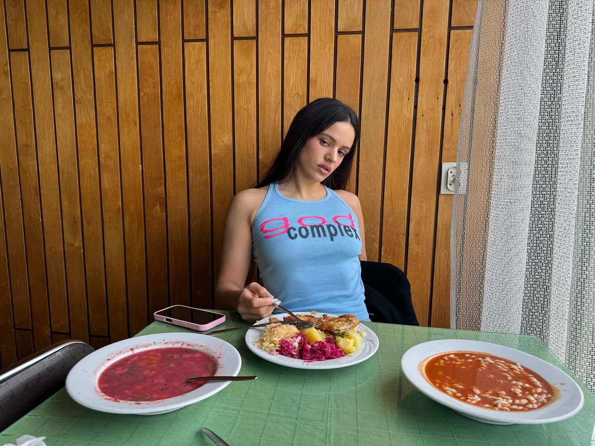 HibHobXD's tweet image. WAŻNE

Rosalía zjadła obiad w warszawskim barze mlecznym "RUSAŁKA"