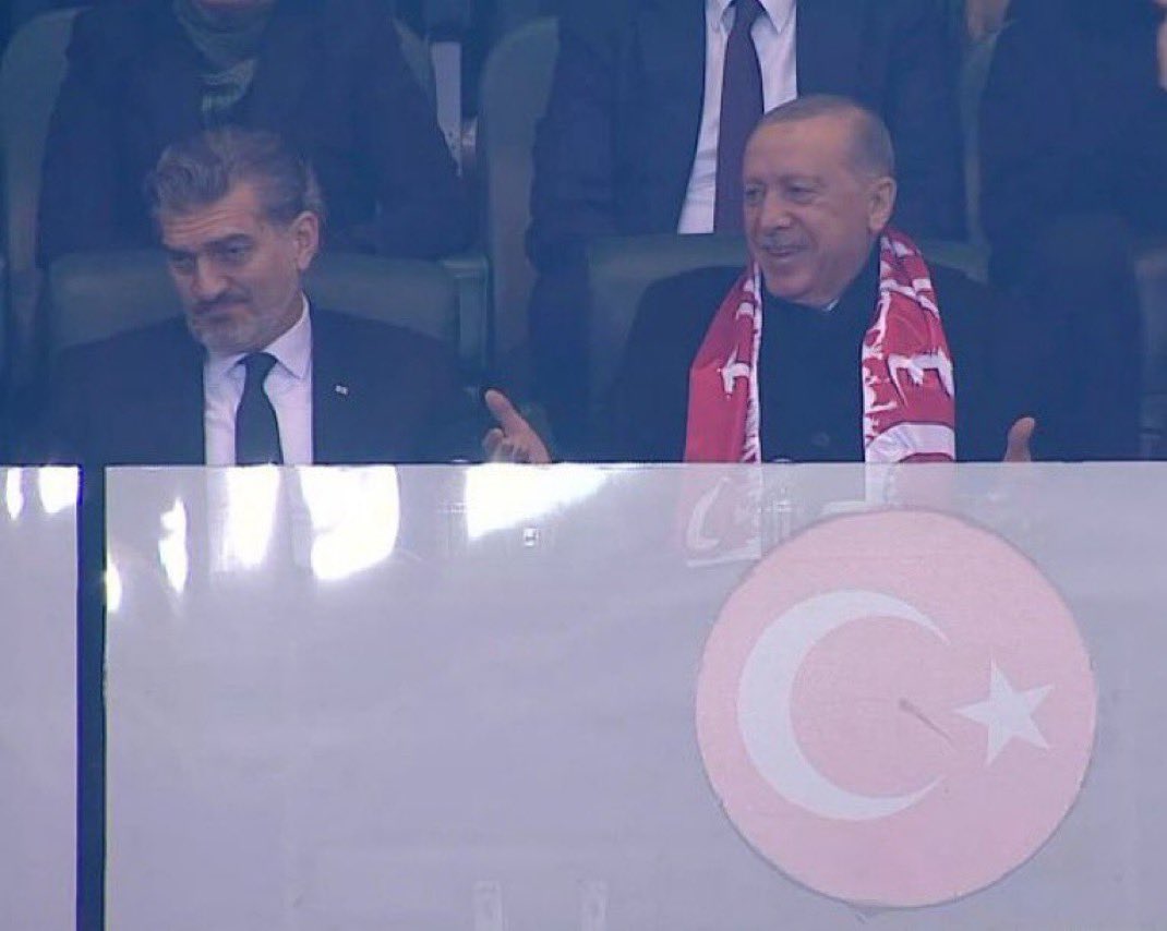 3. golden sonra Cumhurbaşkanı Recep Tayyip Erdoğan'ın mutluluğu ekranlara yansıdı.

Hem Sahada Hem Masada 🇹🇷💪🏼