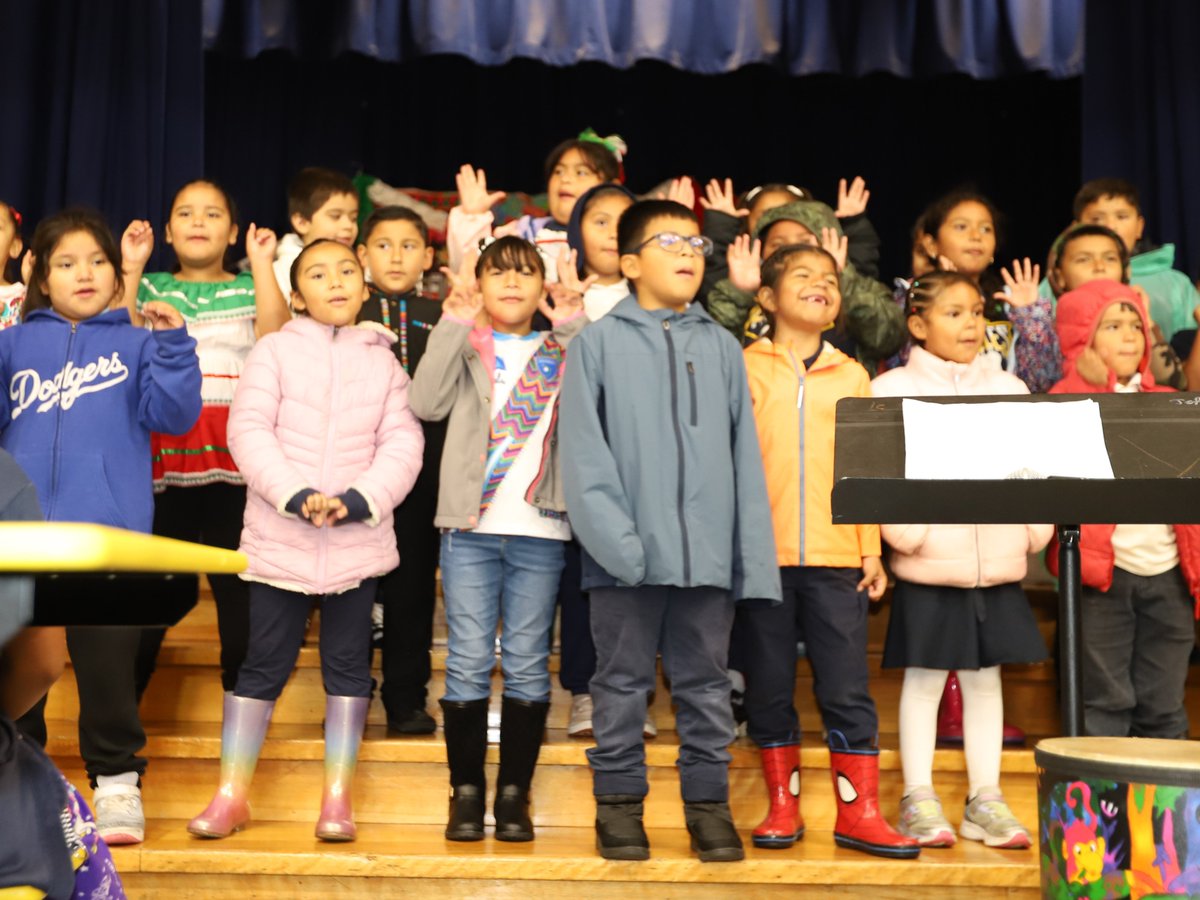 ComptonUnified's tweet photo. 🎉🇲🇽 Foster Elementary celebrated #HispanicHeritageMonth today with vibrant songs &amp; dances by scholars! 💃🏽🎶 From Cielito Lindo to Bate Bate Chocolate, families cheered on a joyful showcase of culture &amp; community! ❤️💛💙 

#ComptonUnified #FosterElementary https://t.co/4Cui5n8v17