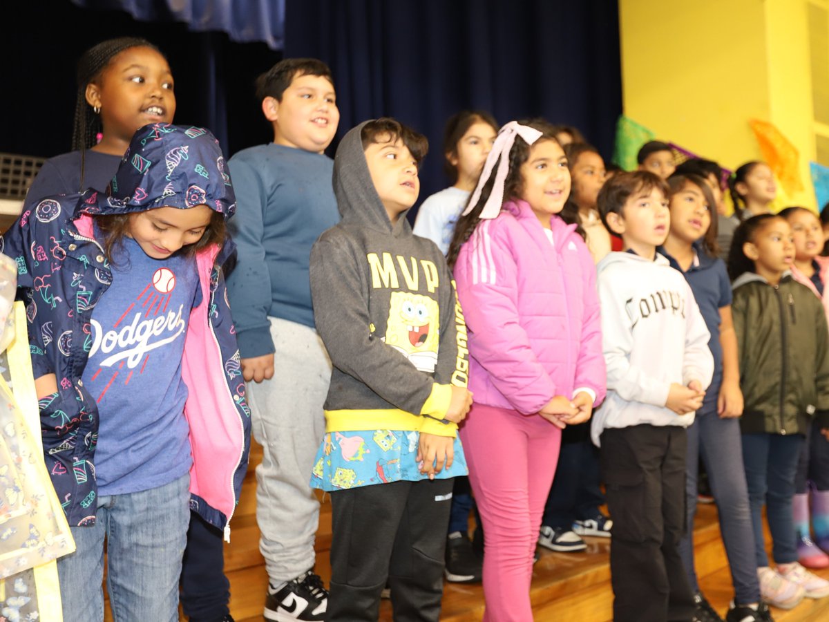 ComptonUnified's tweet photo. 🎉🇲🇽 Foster Elementary celebrated #HispanicHeritageMonth today with vibrant songs &amp; dances by scholars! 💃🏽🎶 From Cielito Lindo to Bate Bate Chocolate, families cheered on a joyful showcase of culture &amp; community! ❤️💛💙 

#ComptonUnified #FosterElementary https://t.co/4Cui5n8v17