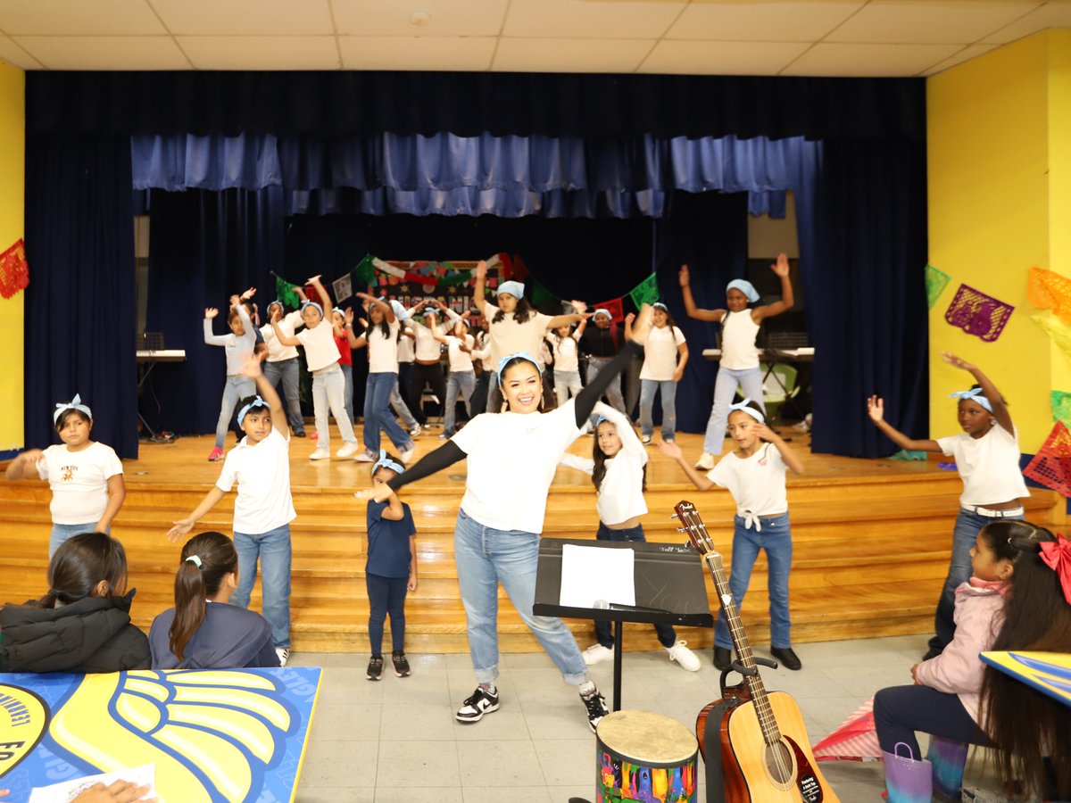 ComptonUnified's tweet photo. 🎉🇲🇽 Foster Elementary celebrated #HispanicHeritageMonth today with vibrant songs &amp; dances by scholars! 💃🏽🎶 From Cielito Lindo to Bate Bate Chocolate, families cheered on a joyful showcase of culture &amp; community! ❤️💛💙 

#ComptonUnified #FosterElementary https://t.co/4Cui5n8v17