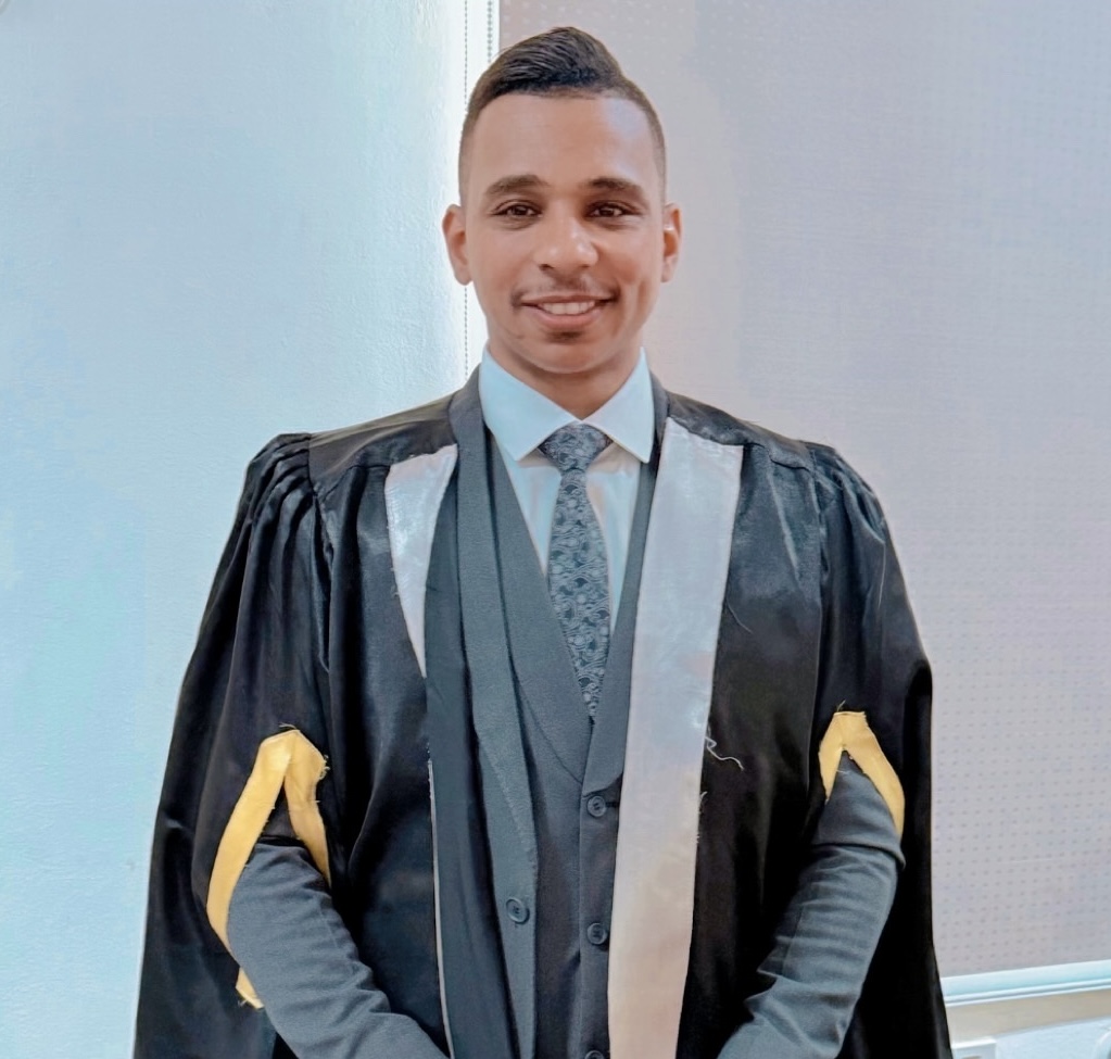 alsugayani's tweet photo. ثم دعم عائلتي، وأساتذتي الكرام، وكل من ساندني خلال هذه المرحلة المهمة. تدريب حراسة المرمى ليس مجرد تخصص، بل شغف وطريق أسعى من خلاله للإسهام في تطوير حراسة المرمى في الاندية والقطاع الرياضي باحترافية ومعرفة أكاديمية. أمامي الآن مرحلة جديدة، مليئة بالطموحات والتطلعات، وأسعى للاستمر https://t.co/PQj3AvVZOm