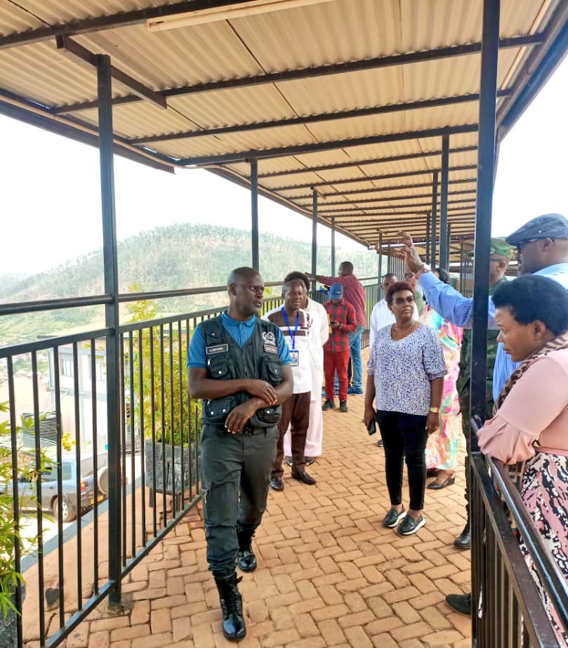 RwamaganaDistr's tweet photo. Uyu munsi abagize Komite ishinzwe isuku n'isukura (WASH) ku Ntara y'Iburasirazuba basuye Akarere ka Rwamagana mu gikorwa cy'ubugenzuzi bw’isuku na site z'imiturire mu mirenge ya Fumbwe na Muyumbu, bari bayobowemo na Guverineri @PudenceR .

#IsukuHose https://t.co/ybvKEoqm0p