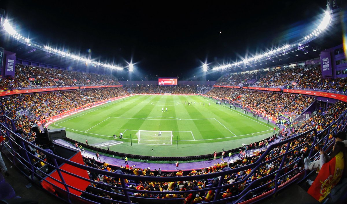 javipucela_'s tweet photo. Guillermo Almada, presente en el José Zorrilla, para los micrófonos de @La1_tve:

🗣️ “Siempre es un orgullo recibir a La Roja en nuestra casa”

😅 “Comparas lo que han hecho estos 45 minutos y lo nuestro parece waterpolo”

🤦🏻‍♂️ “Latasa ha visto un moreno en su posición y ha tenido que irse a casa, no podía mantenerse en pie”