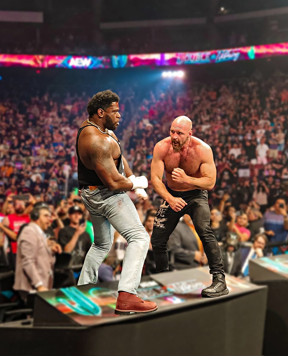 MonicaLikesAEW's tweet image. 3-2-1...FIGHT! 🥊 (big shoutout to the Spanish desk for keeping it together lol) #aew
📷 by me