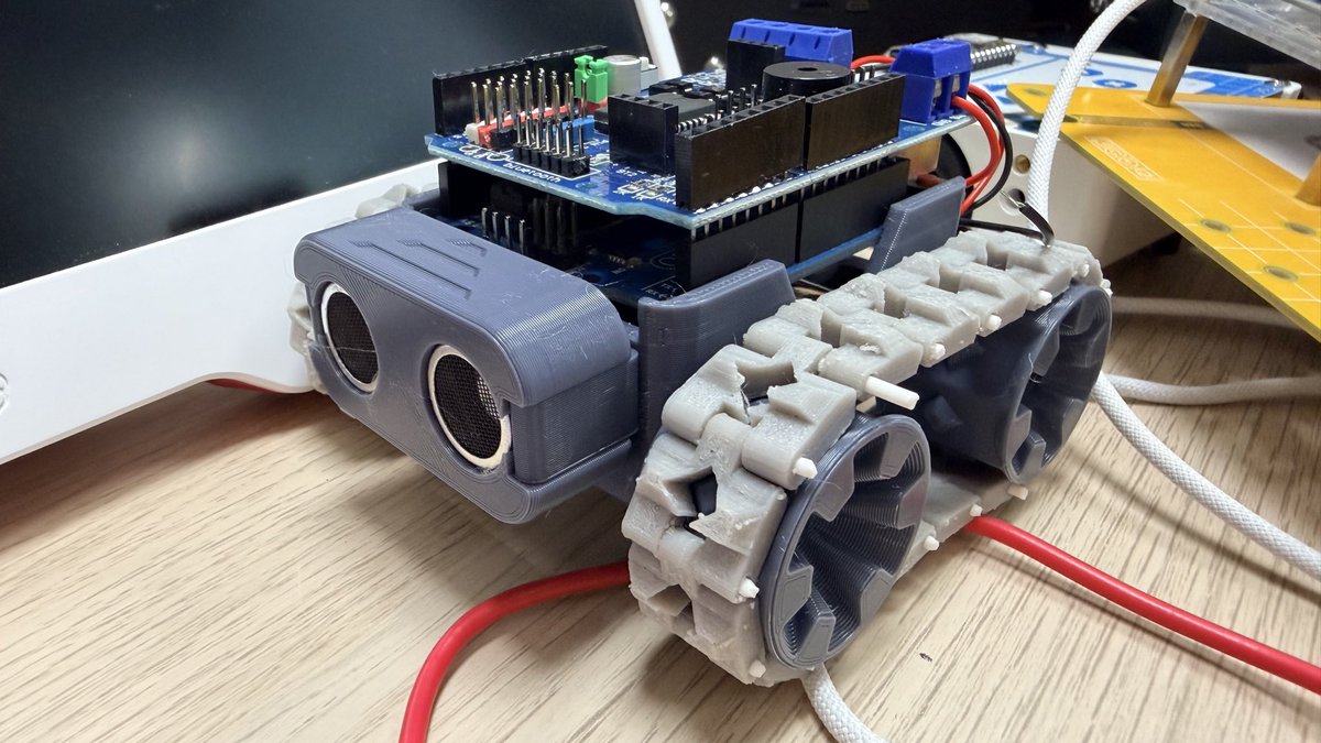 kevsmac's tweet image. This little robot is rocking the new @arduino Uno Q - a single board computer in the classic Arduino Uno shape.