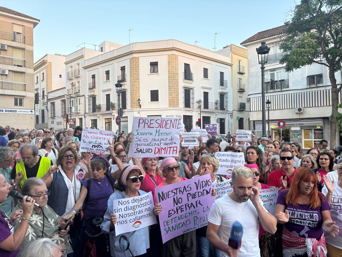 Defender la sanidad pública es defender a Jerez.

Hoy hemos estado donde teníamos que estar: en las calles dando todo nuestro apoyo y acompañamiento a tantas mujeres que sienten como, tras las políticas privatizadoras del PP de Moreno Bonilla, su salud y sus vidas corren peligro.