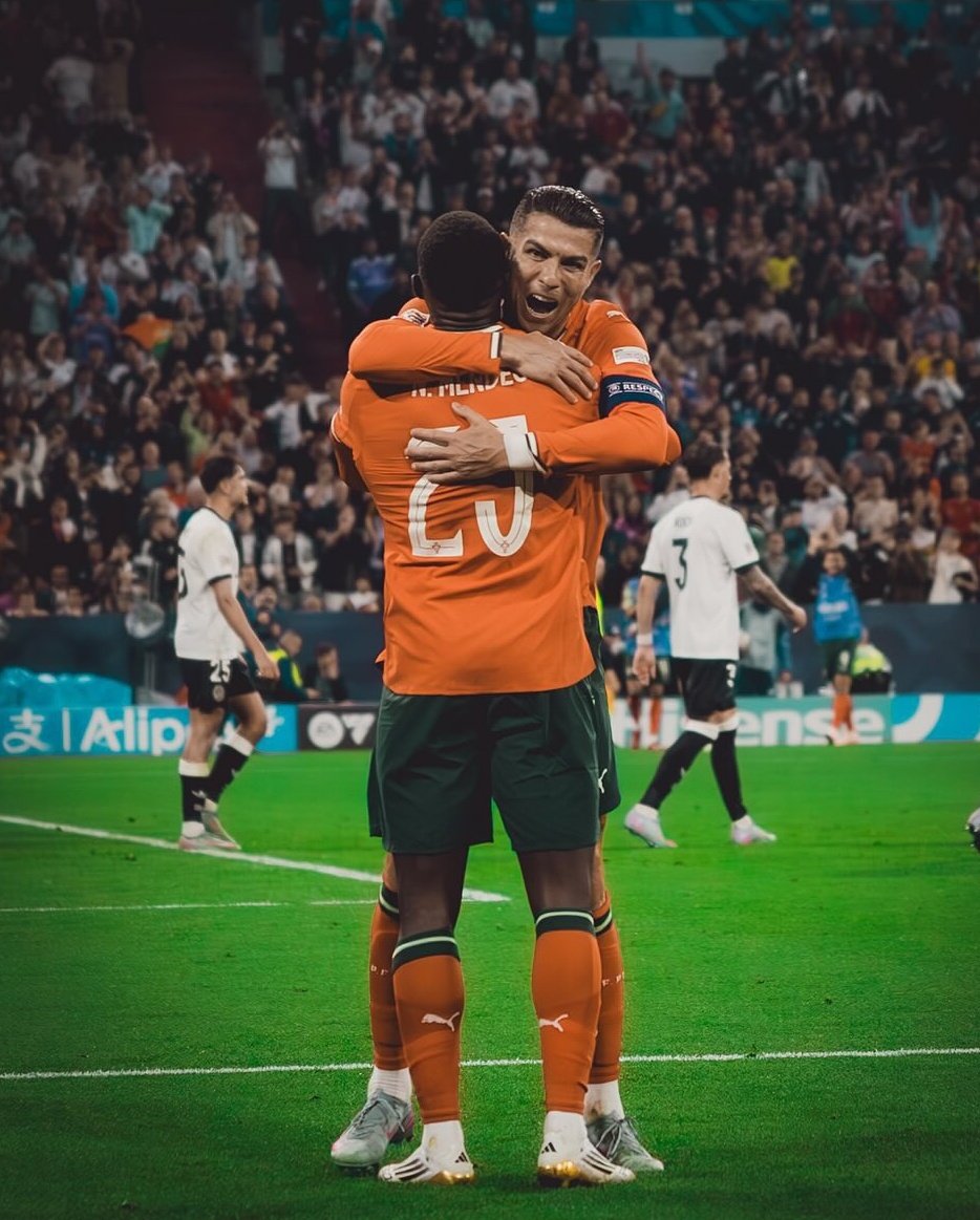 TeamCRonaldo's tweet image. Just imagine this left-side in Cristiano Ronaldo's prime