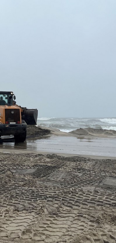 WNCN's tweet image. NC 12 closes again in Outer Banks near Rodanthe due to 'overwash'

FULL STORY: cbs17.com/news/north-car…