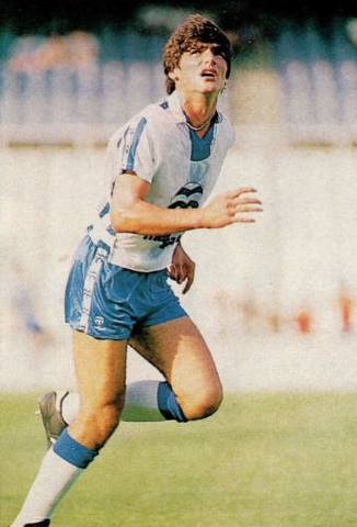 🤔 Dime el nombre de este futbolista.

📌 Pista: Es canario y jugó en su tierra.