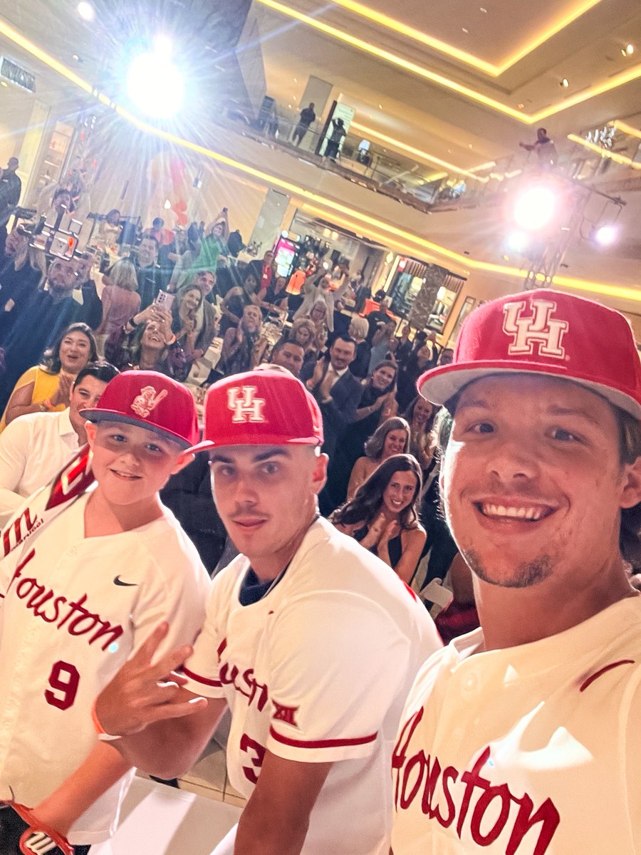 Coogs in the Community! 🫂 

David Stich and Colin Fisher escorting 9-year old cancer patient at Fashion for a Cure 👊