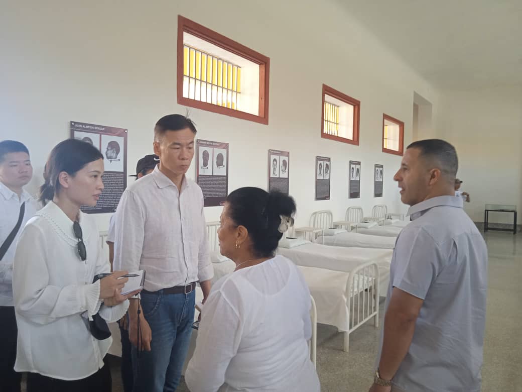 Acompañamos al Embajador de China en #Cuba fructífero recorrido por entidades económicas, sociales, y patrimoniales, también se actualizó de las potencialidades del territorio, y las acciones de la estrategia de desarrollo en la #IslaDeLaJuventud #SentirPinero #100AñosConFidel