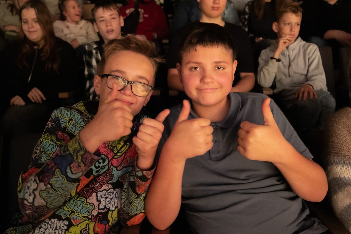 🎭 Gardu smieklu un prieka pilna diena kopā ar Kvadrifrons izrādi “Brūnais siers”! 🧀😂
Dāvana, kas vienoja lielus un mazus.
Tradīciju turpinām jau 3. gadu kopā ar Willa teātri  un Hanzas peronu 💛
#PalīdzēsimLV  #LaboDarbuNedēļa