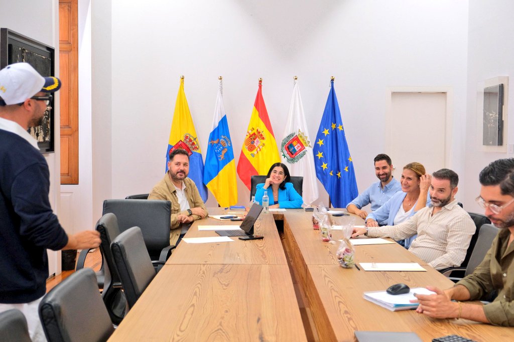 🎄 ¡La #Navidad2025 llega al corazón de #LasPalmasDeGranCanaria! ✨

En #AELEYCA – Zona Centro LGPC ya trabajamos para llenar nuestras calles de luz, color y magia 💫

🤝 Nos reunimos con la alcaldesa <a href="/CarolinaDarias/">Carolina Darias</a> para coordinar la iluminación y actividades navideñas 🎁