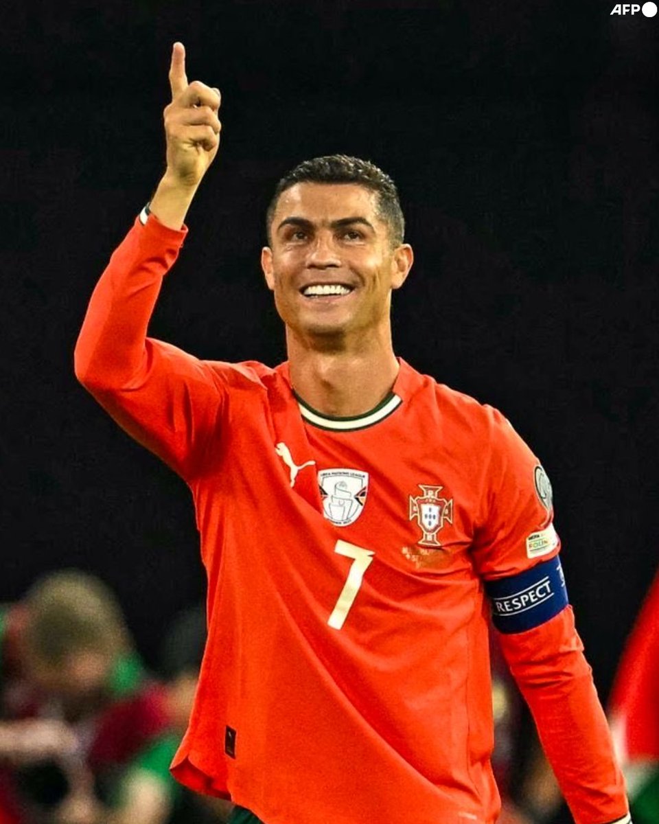 De pie ante el monstruo que suma ¡¡25 GOLES Y 4 ASISTENCIAS!! en sus últimos 29 partidos disputados con la Selección de Portugal. Es una locura que esté firmando estos números en el tramo final de su carrera profesional. No tiene sentido lo de Cristiano Ronaldo dos Santos Aveiro.
